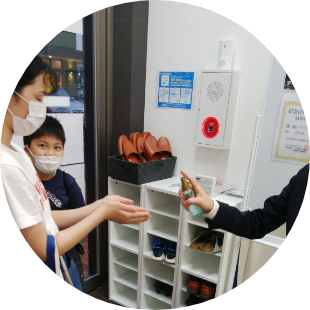 手指消毒を徹底している様子